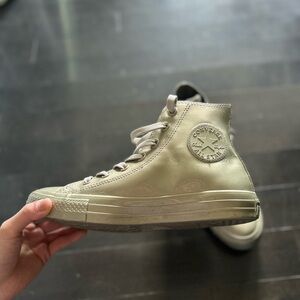 Converse High-Top monochrome Sneakers in Gold